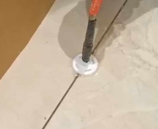 浑源瓷砖空鼓维修公司专业解答瓷砖在铺贴过程中，如果没有涂抹均匀到位的粘结材料（如水泥砂浆或瓷砖胶），可能会导致以下问题